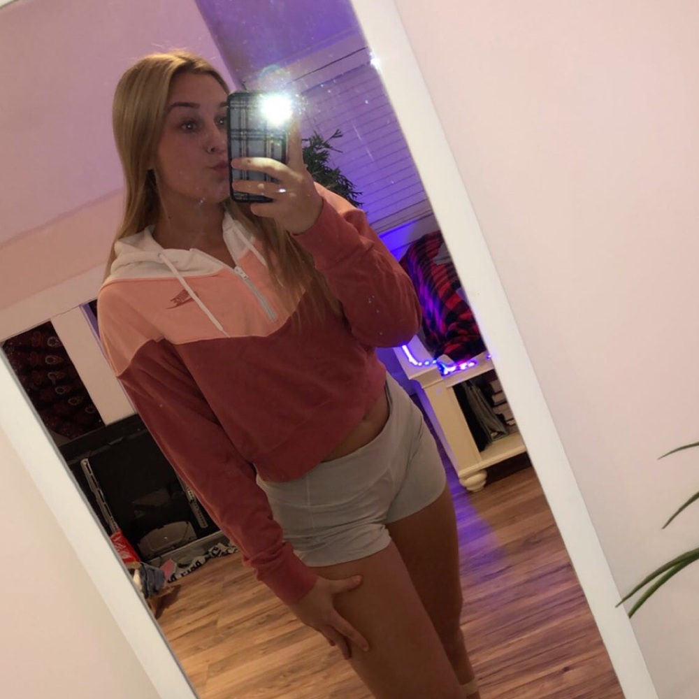 nike cropped sweatshirt with hood and strings